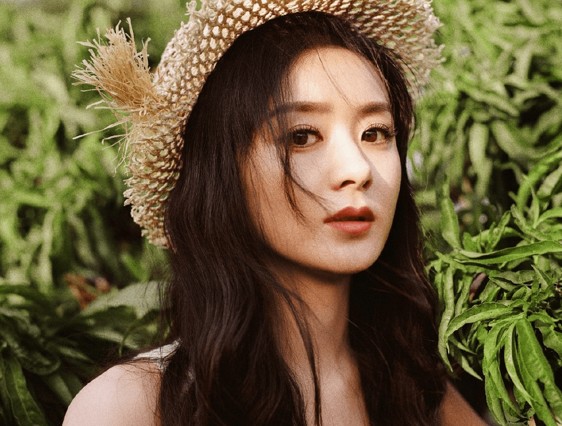 赵丽颖最新写真照片出炉,状态良好,一个动作疑似回应近期绯闻