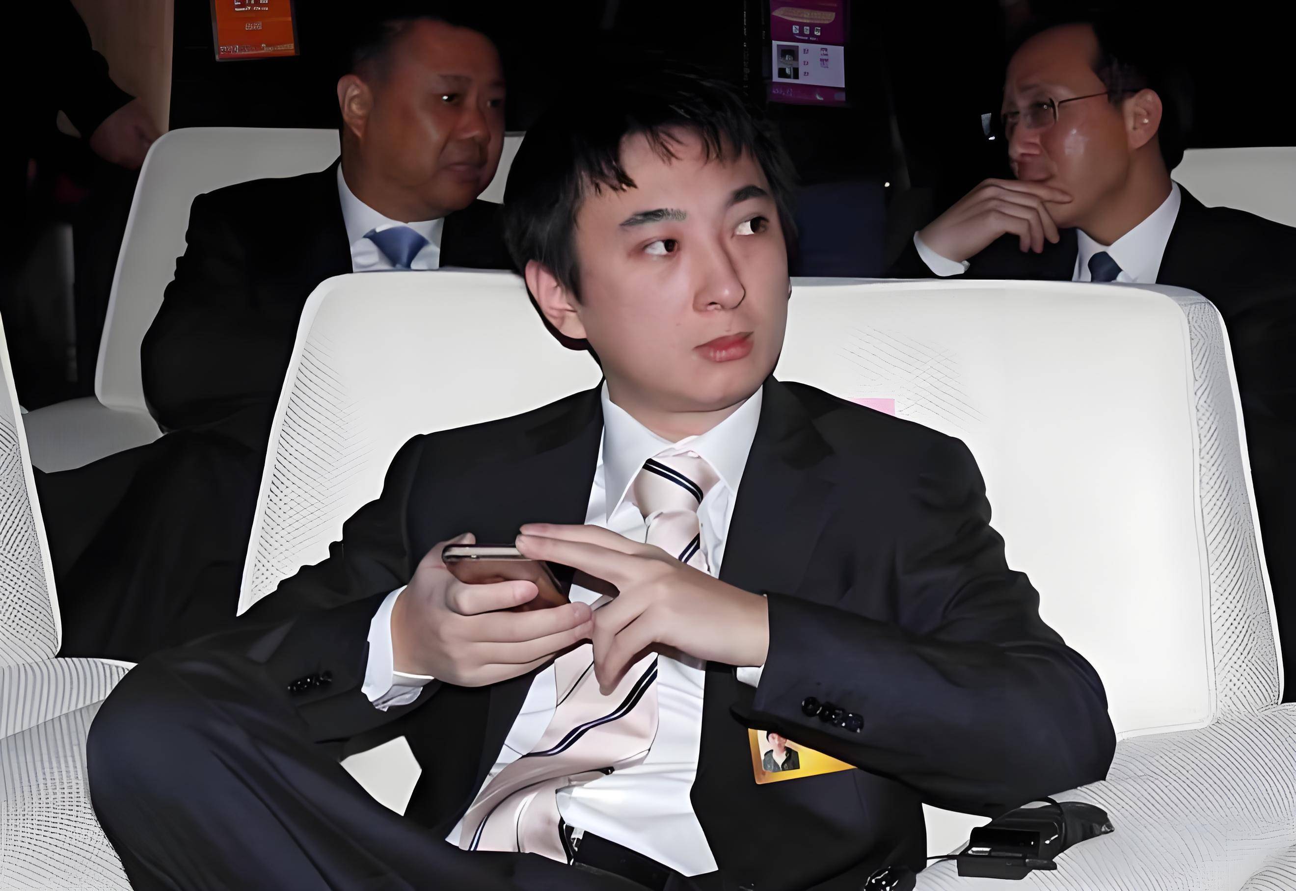 王思聪带两位女伴日本游玩,一身行头显壕气!身边美女小心伺候!