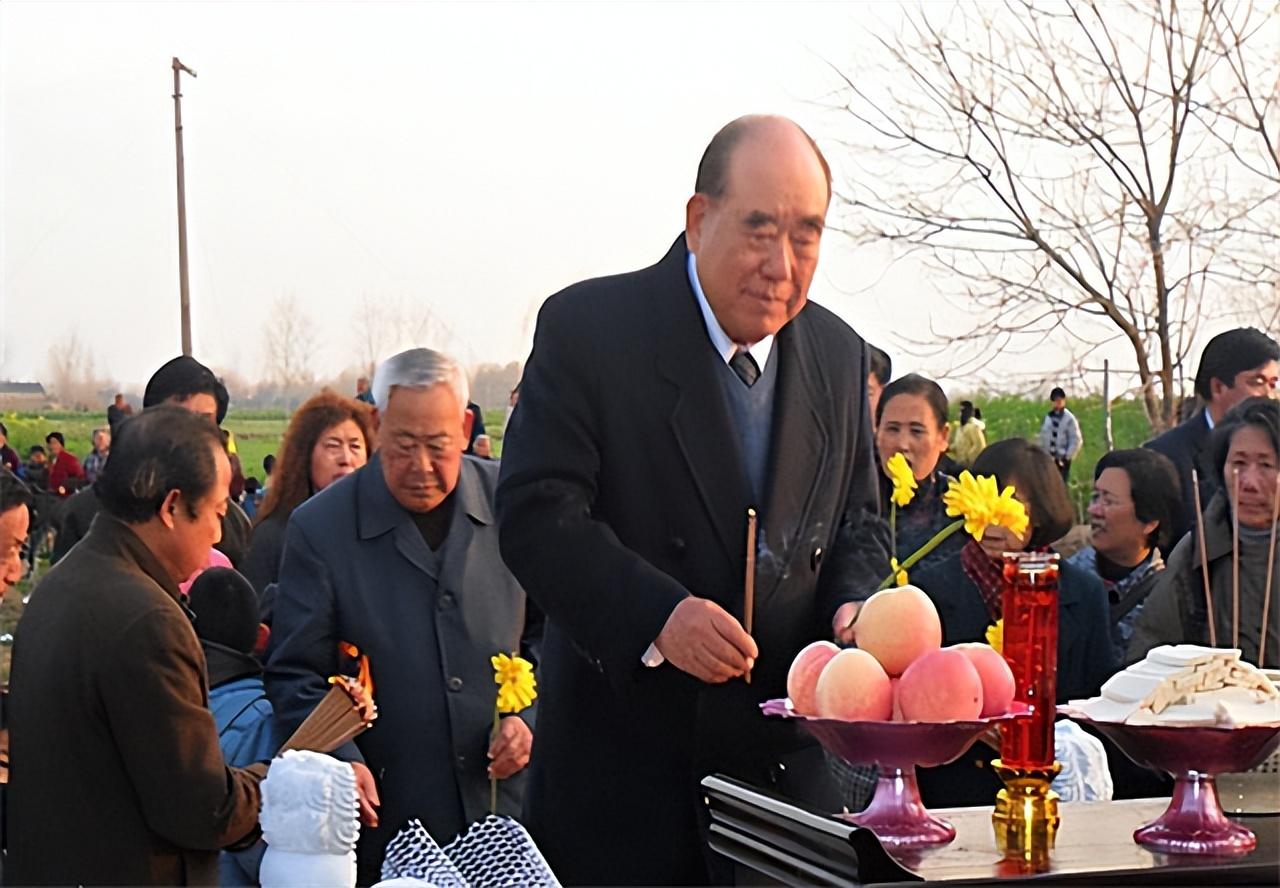 说完这些郝柏村依旧觉得不解气,甚至大骂此时的台湾当局:"为了自己的