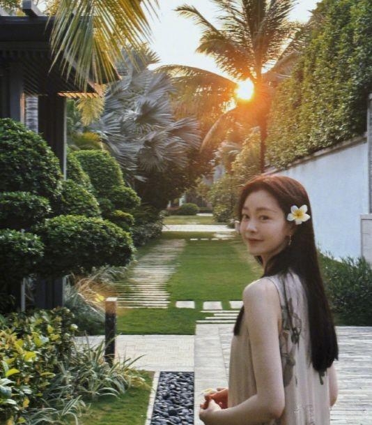 网友透露,他们入住的是三亚某酒店,照片都是在这里拍摄,宋轶头上的花