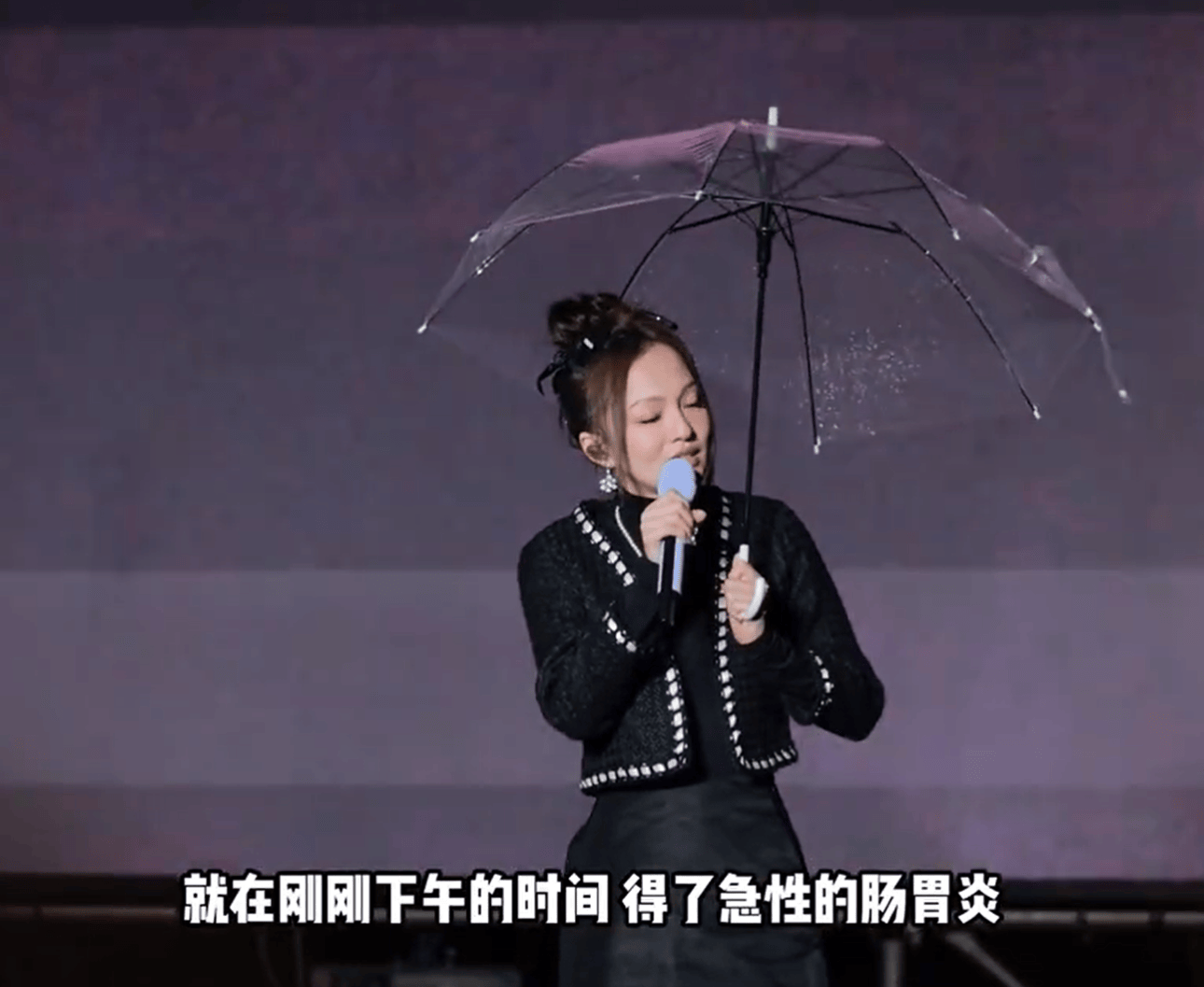 张韶涵演唱拉稀,裙子有黄色污渍,助理搀扶,前排闻臭味