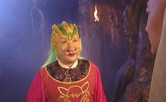 《西游记》奎木狼下界,唐僧赶紧跪拜,为何八戒还让唐僧别拜了?