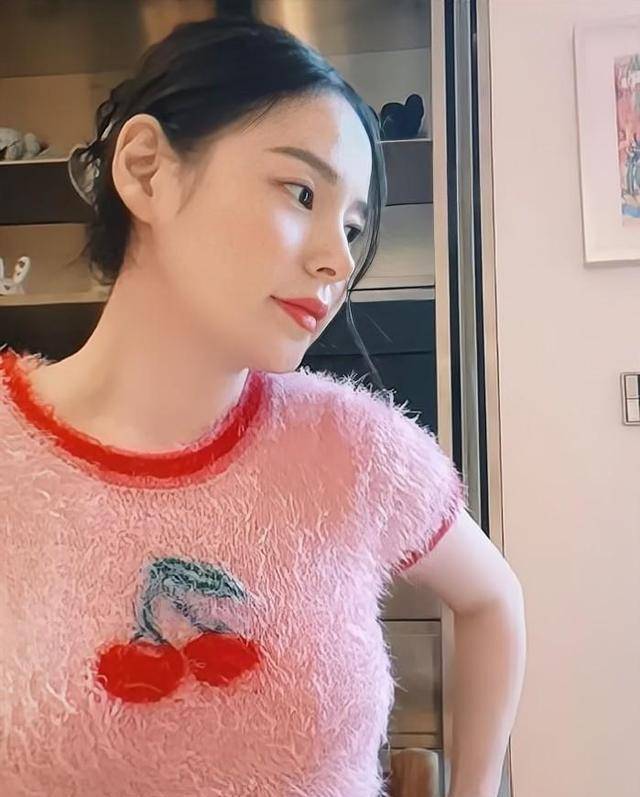 闵孝琳最近通过instagram个人账号,公开了成为9段家庭主妇的近况.