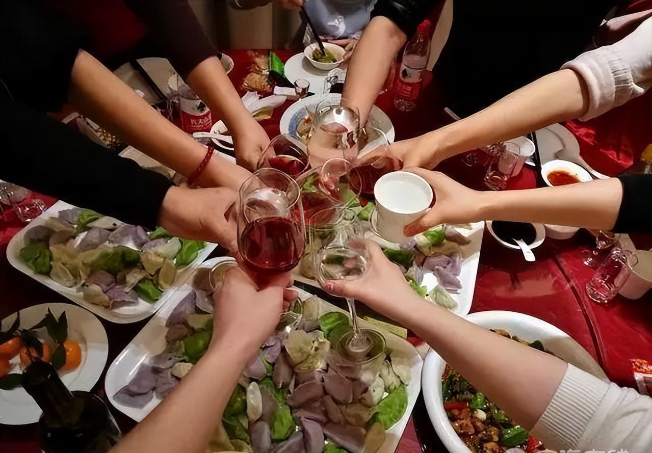 同学聚会"奇怪现象":4类同学逢叫必到,3类同学咋请都请不来