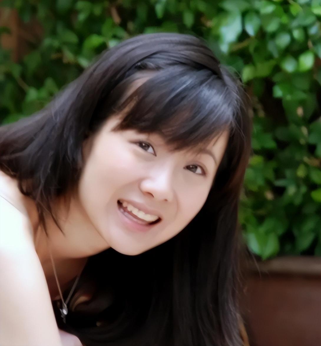 王阳一家度假,3岁女儿戴2000元发箍长相标致,从小在蜜罐里长大