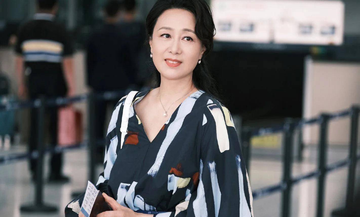 而这几年的吴玉芳也在老公的支持下重新回到舞台,回到大众的视野.