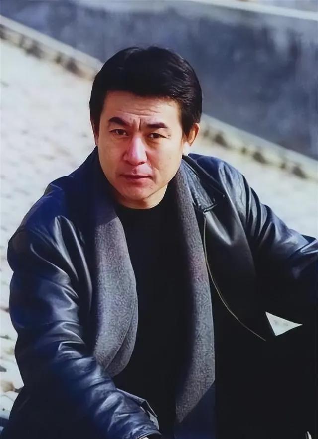 1994年,他终于在电视剧《三国演义》中首次担任重要角色,饰演了勇猛