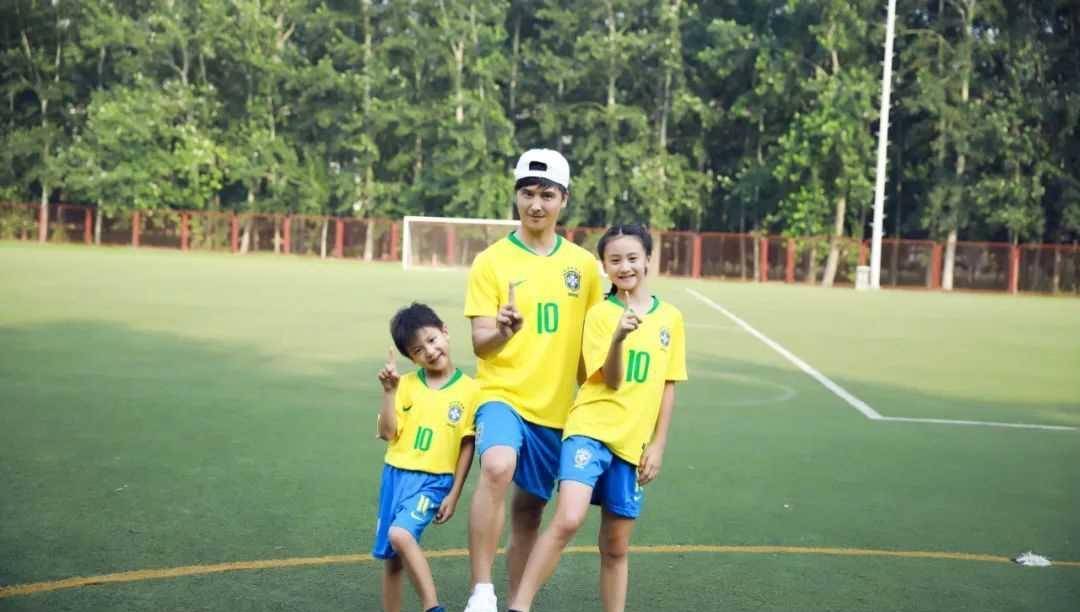 田亮和女儿拍广告赚到手软,父女俩长得不像父女像兄妹