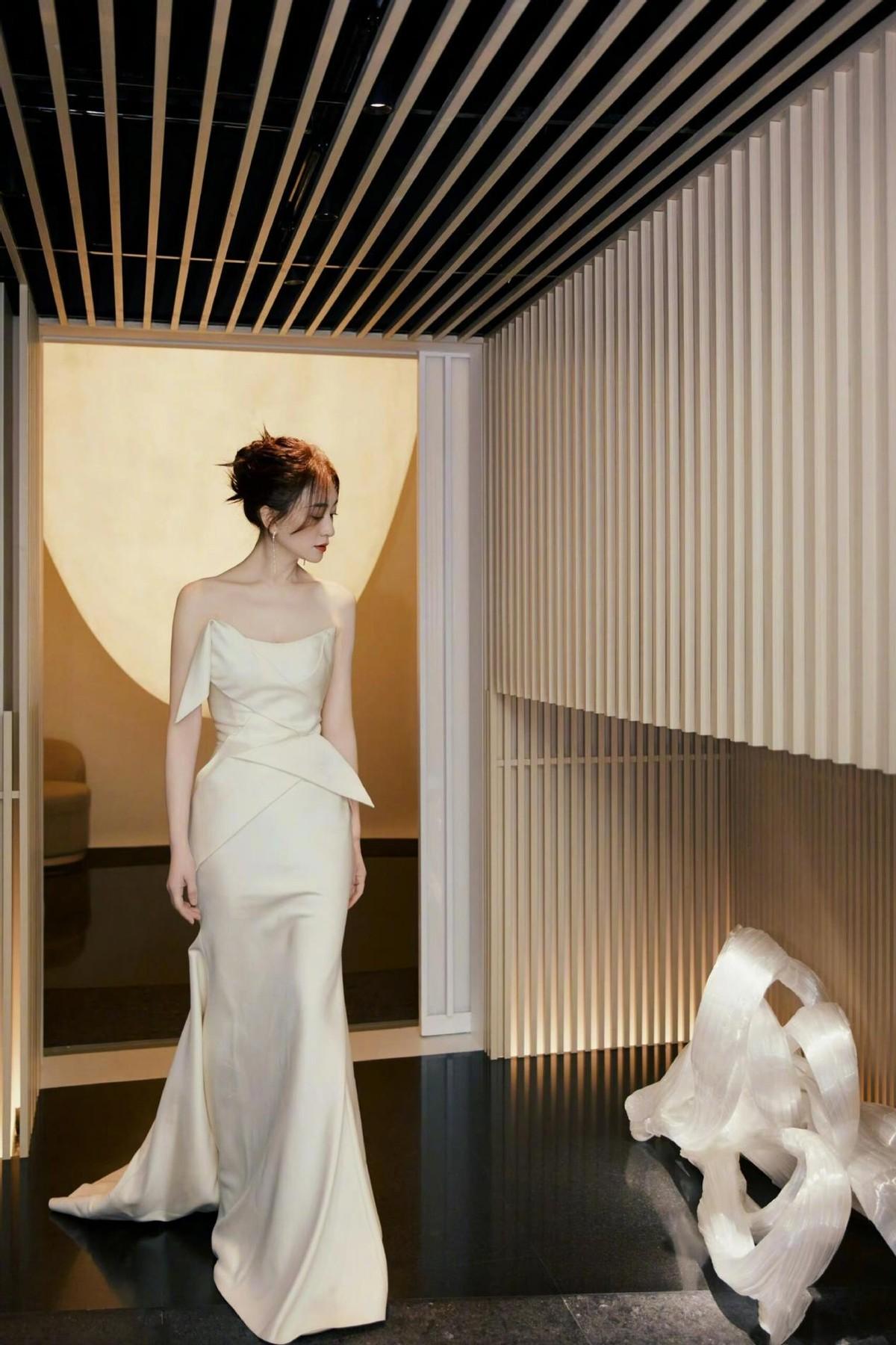 被北京美女"李小冉"惊艳到!穿抹胸裙变"水蜜桃",性感又迷人