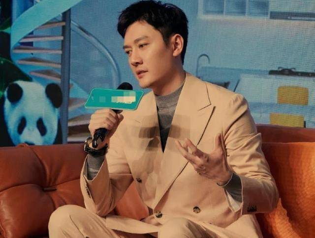 冯绍峰这是放飞自我了?和赵丽颖结婚后近况曝光,不修边幅太邋遢