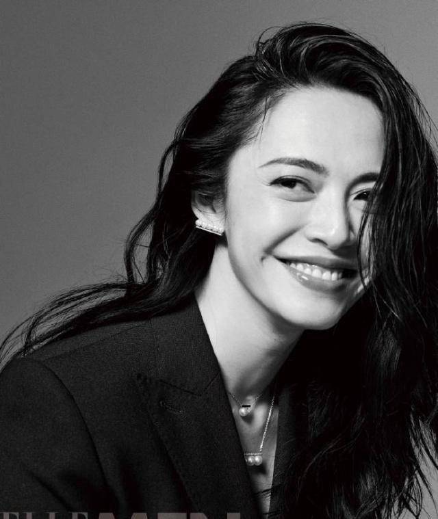 也是投入到不遗余力,大家都知道姚晨可是联合国难民署亲善大使,常年的