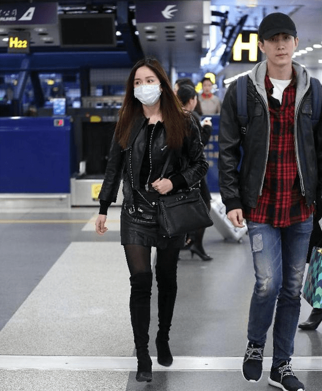 黑色丝袜搭配皮衣夹克,娄艺潇展示暗黑风格,网友:真靓!