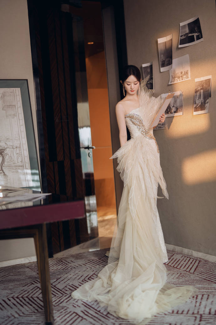 赵丽颖再晒美照,身姿曼妙白皙如雪,落落大方宛如新娘