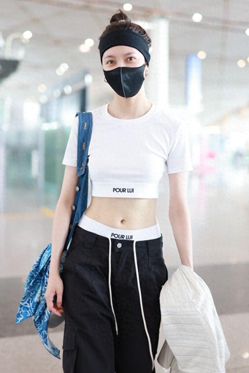 宋妍霏的白色健身短上衣是真的很时尚,完全是一个运动健儿的打扮