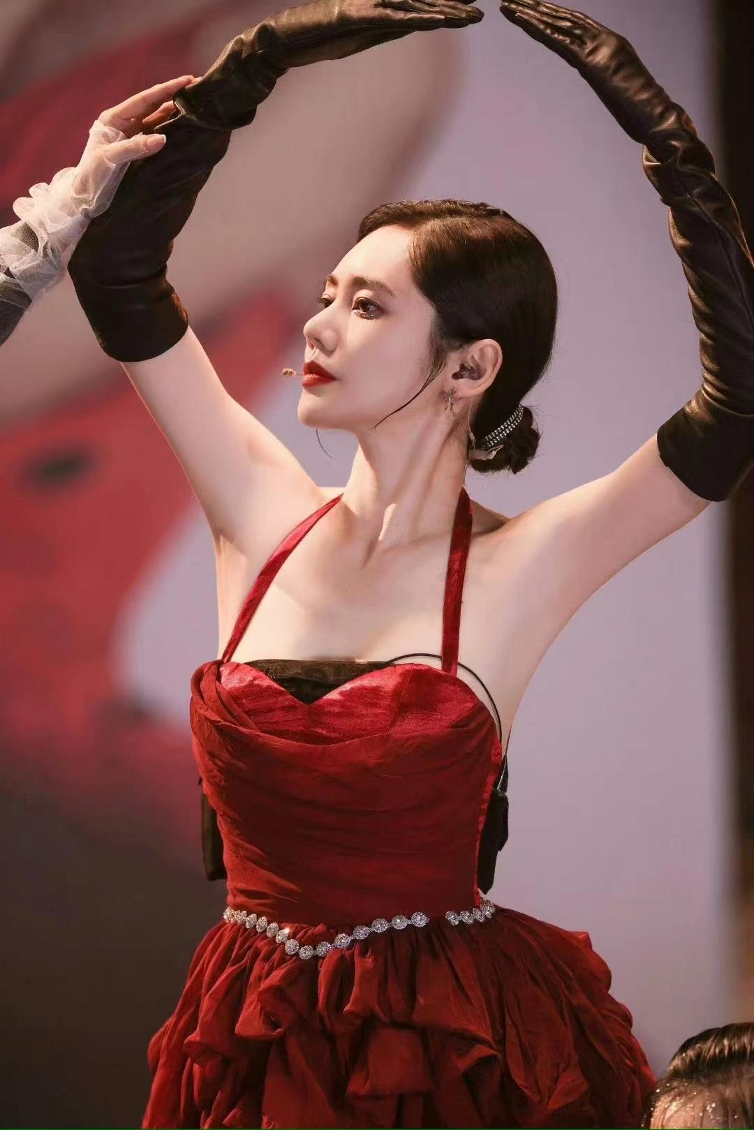 于晓光捧鲜花接机秋瓷炫,还帮老婆和粉丝拍照,两人牵手超级恩爱