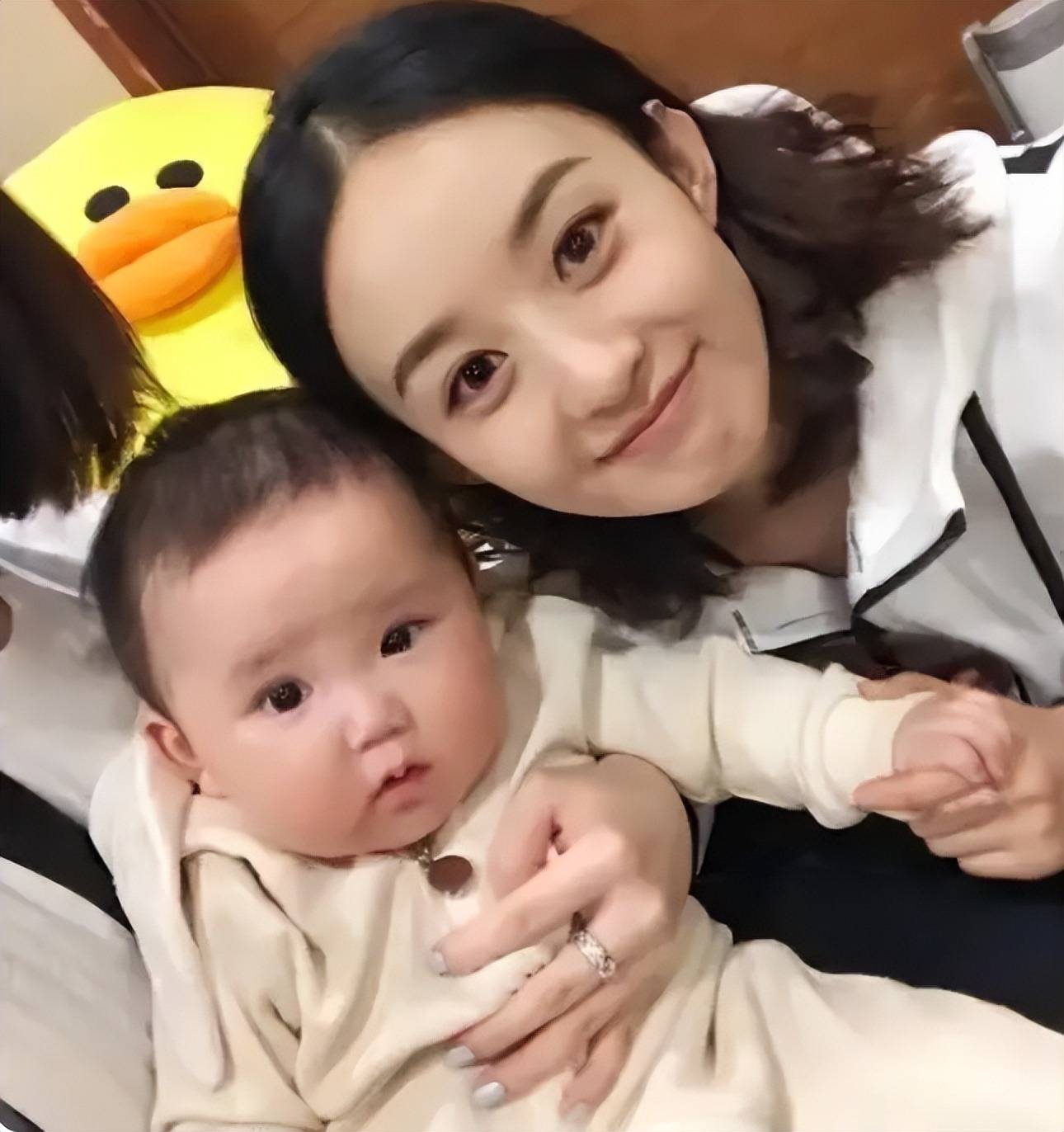 冯绍峰和赵丽颖分手后,儿子的主要照顾者就是这位保姆.