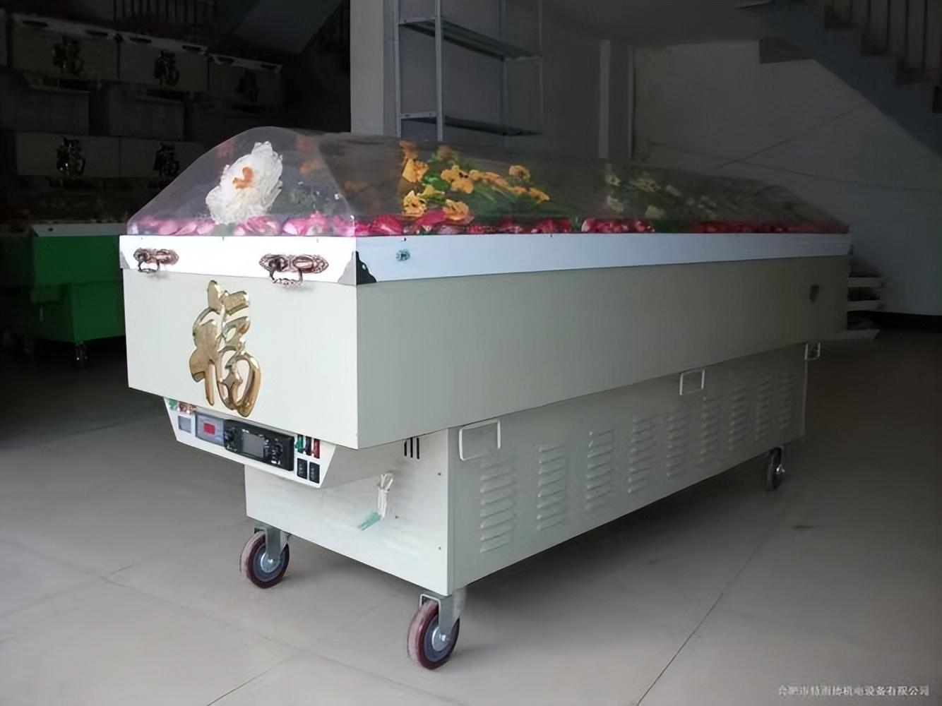 先用水晶棺是现代产物平息了村民的骚动后,专家们也对水晶棺主人身份