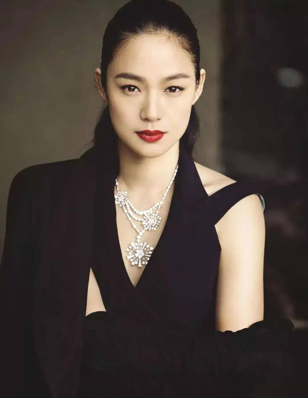 其实大家看周韵的面相可能都会觉得周韵是一个小女人!实际上恰恰相反!