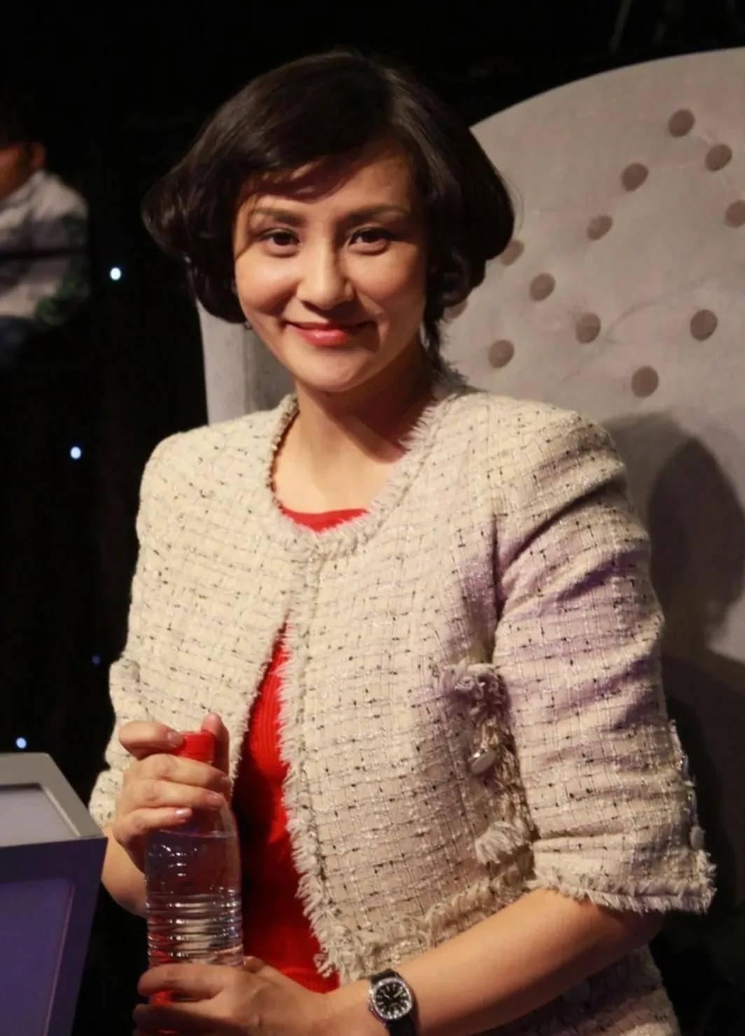 可惜事业步入正轨后,她的感情却出现了裂痕,她跟苏东的感情随着时间的