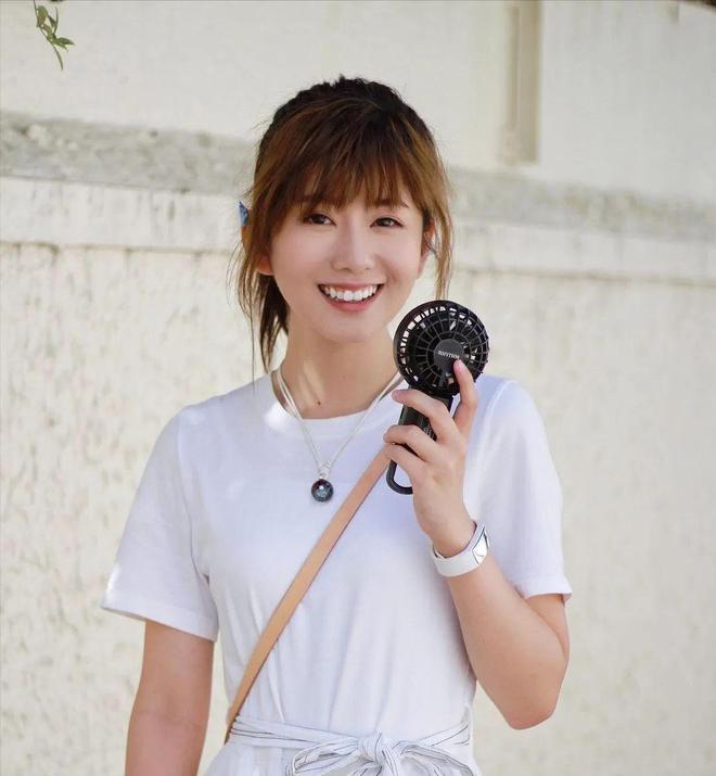 演艺事业飞升的同时,陈嘉慧积极拓展副业,投资十余万在香港铜锣湾合亚