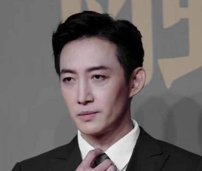 现在的王阳,虽然已经46岁,但是他身上的魅力只增不减.