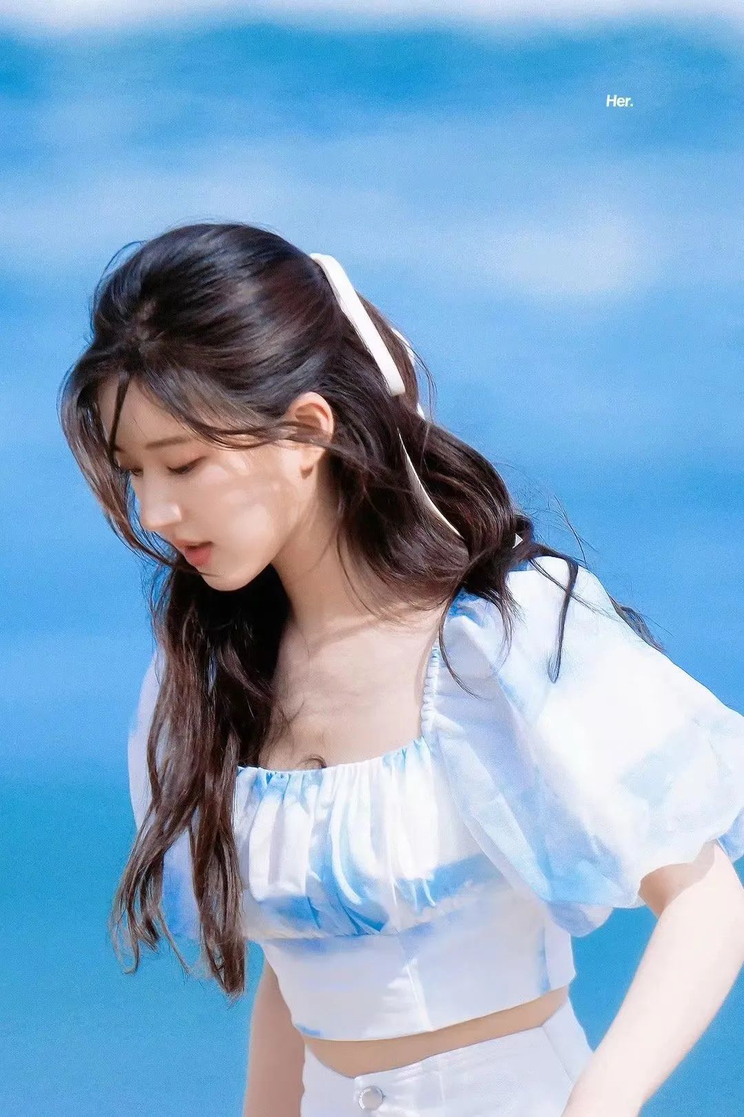 赵露思▼看到一张很有意思的图,把细丝带缠在了有线耳机上.