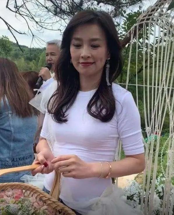 49岁张庭穿学生装扮嫩,扎双马尾年轻20岁,一双腿比女儿还细