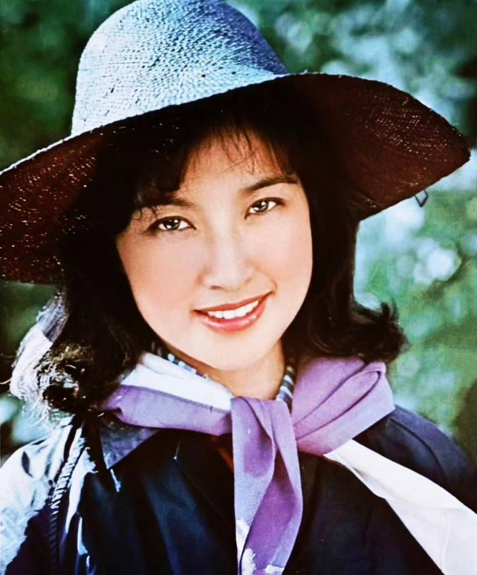 还是"原装"的刘晓庆更好看!年轻时娇嫩可人,脸不僵硬穿衣时髦