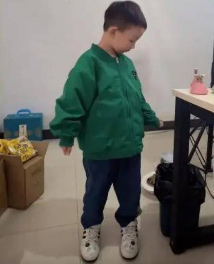 熊磊晒儿子送花超开心,感谢婆婆为言宝买衣服,言宝衣品略胜一筹