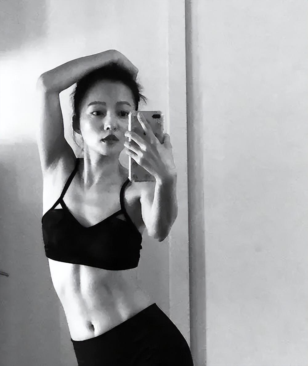 全部是靠着健身得到的,张韶涵可是有着非常清晰的马甲线的