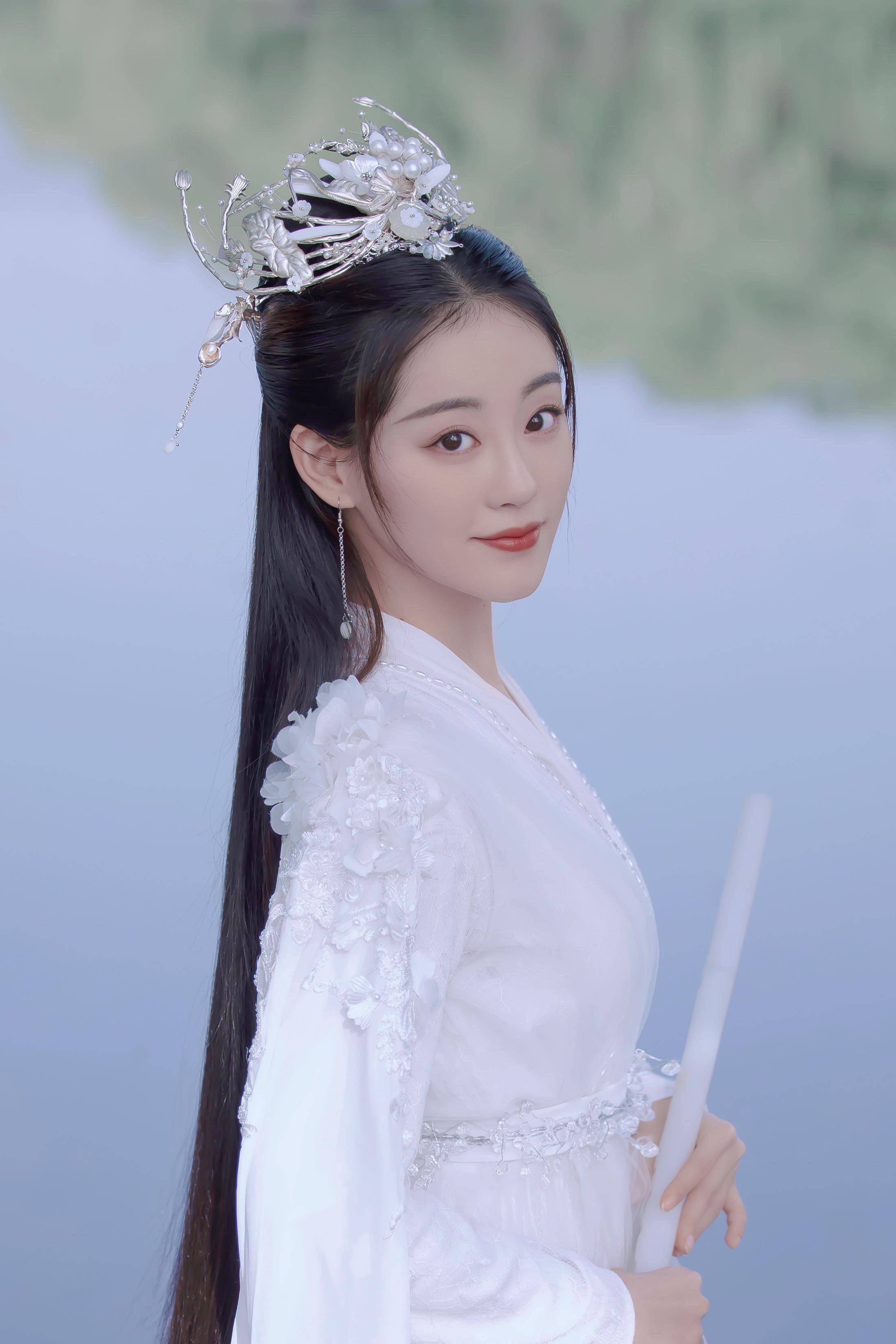 幻境小仙女,纯净无暇的白衣和她的长相真的很搭配,穿古装气质唯美动人