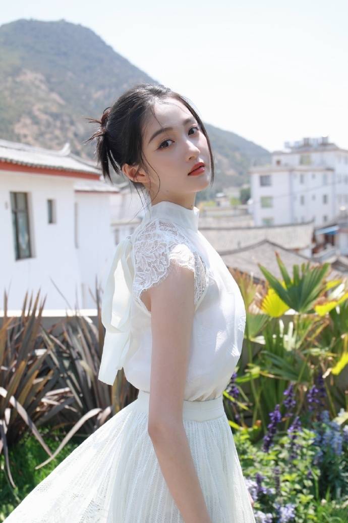 关晓彤晒照清纯甜美似初恋,与鹿晗感情甜蜜惹人羡,粉丝催促进组拍戏