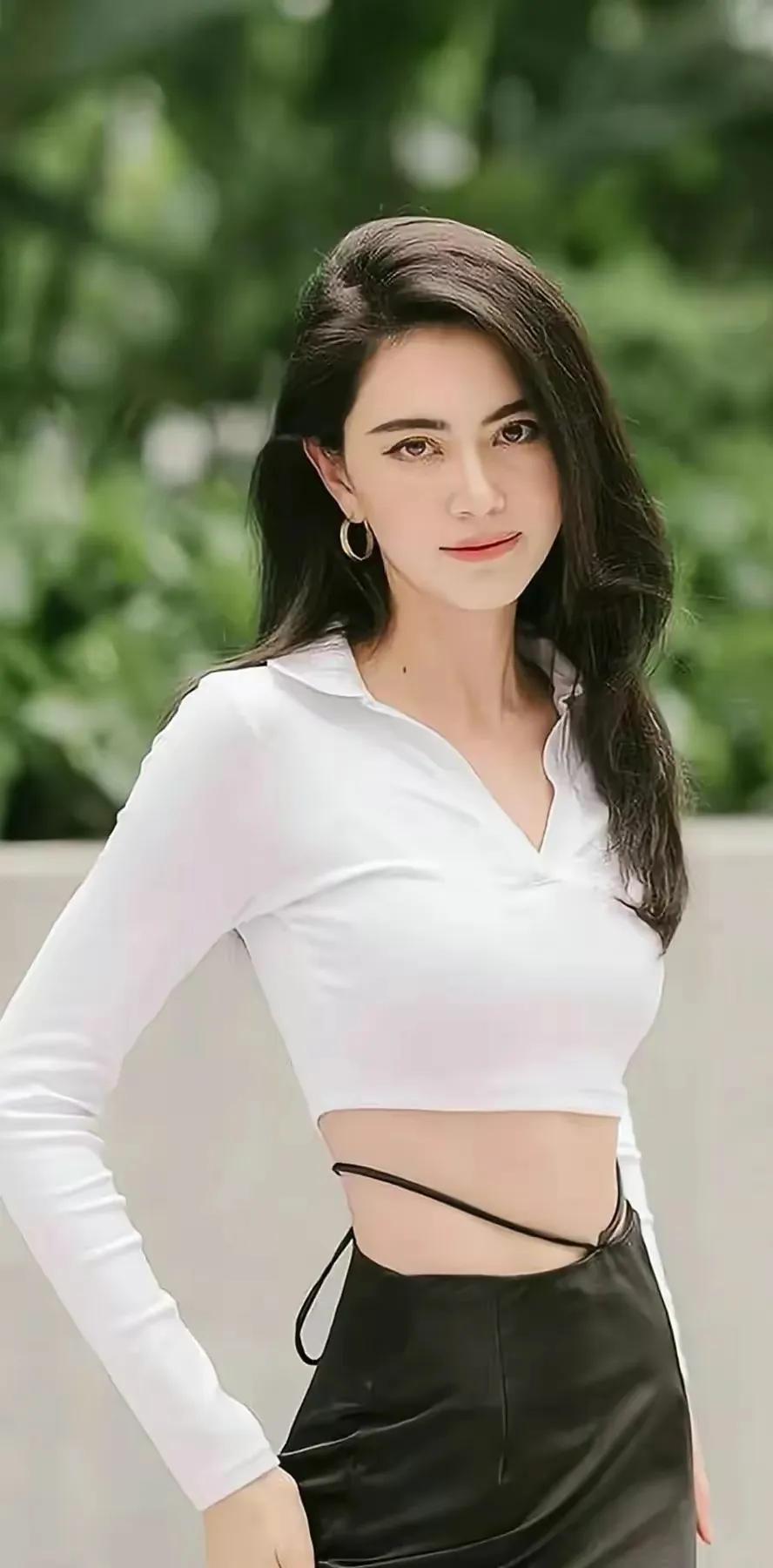 莫妮卡美貌惊人,还是没拦住老公出轨,59岁优雅老去,女儿很像她