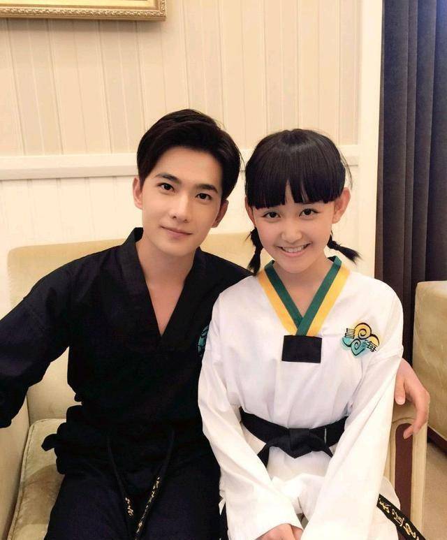 蒋依依还曾经和杨洋合作《旋风少女》,饰演金敏珠,长大后变得更亭亭