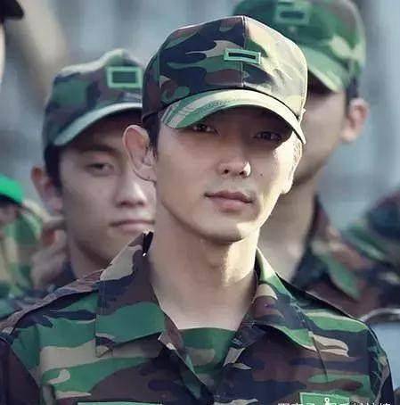 李准基近照瘦了好多,但侧脸简直神颜,鼻子从这角度看杀伤力太大