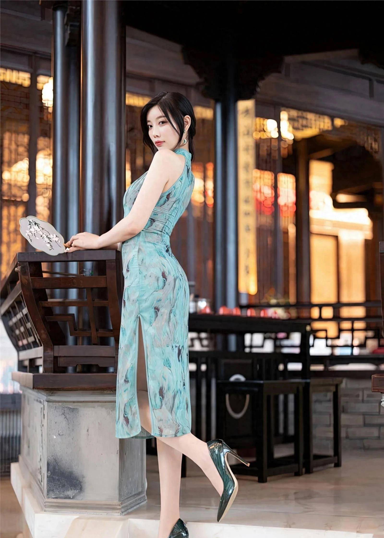 杨晨晨:优雅之美,谈谈浅绿旗袍的文化魅力