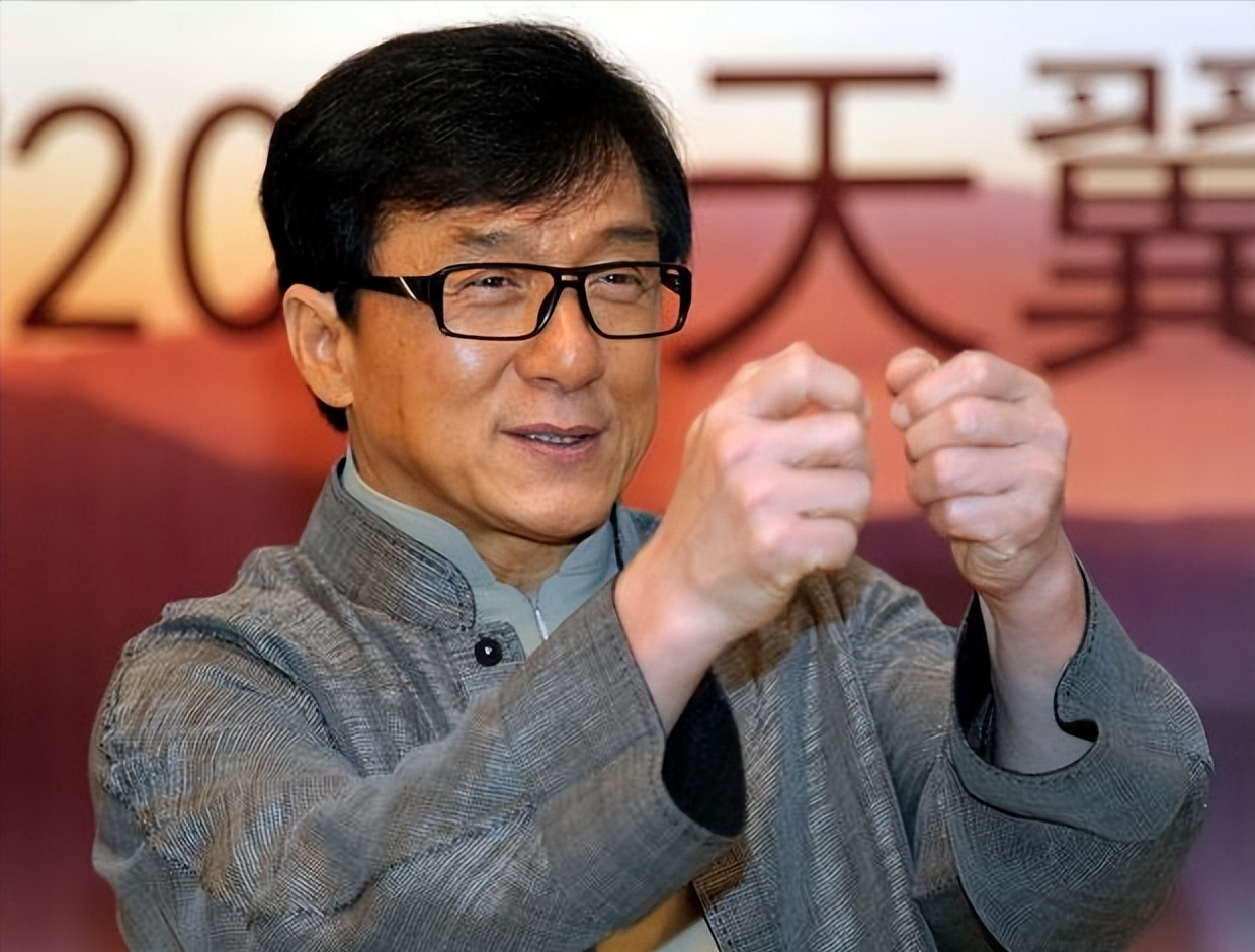 成龙断崖式衰老,白发苍苍像80岁老头,网友泪目:我不能接受!