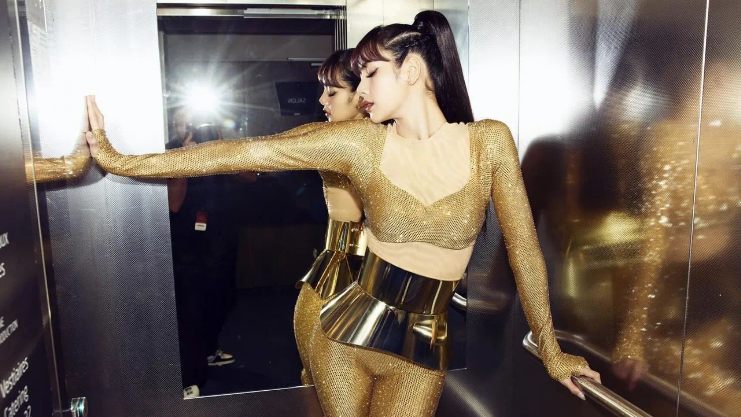 lisa跳完脱衣舞反咖位飞升?身穿金色战甲热舞,与lv三太子如胶似漆