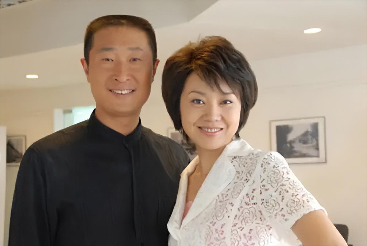 "风情女人"闫妮:离婚后曾多次"老牛吃嫩草",53岁为何还未婚