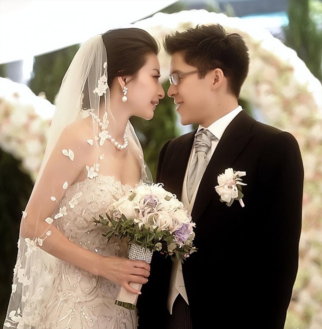 香港慈善晚宴这一夜,郭晶晶撕阔太面具,将豪门名媛的脸都打肿了