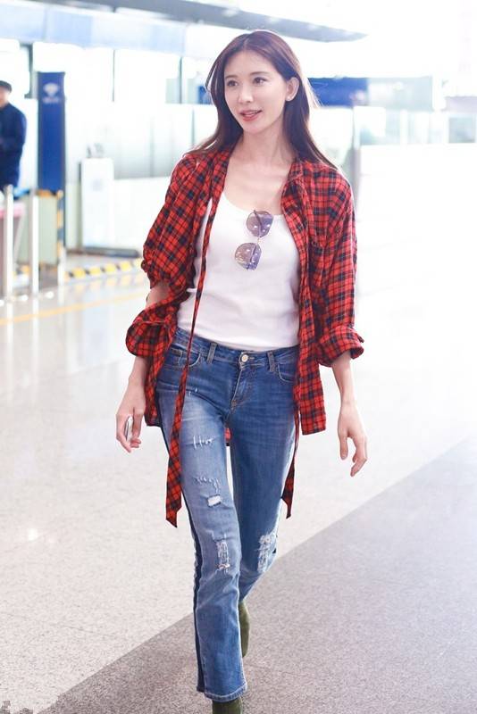 林志玲49岁又怎样?穿衬衫 牛仔裤时髦又减龄,好气质不惧时间