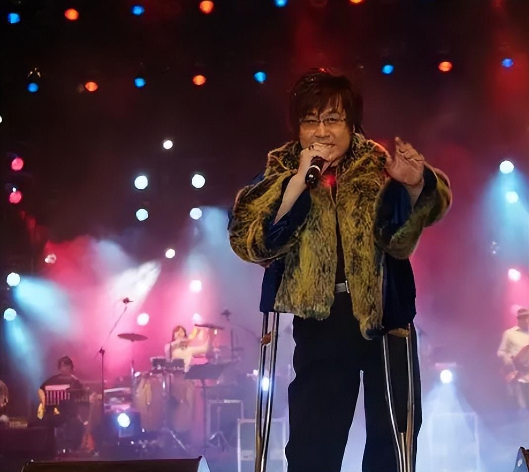 62岁郑智化突然摔倒"伤得不轻",新专辑推迟,网友:反正没人听