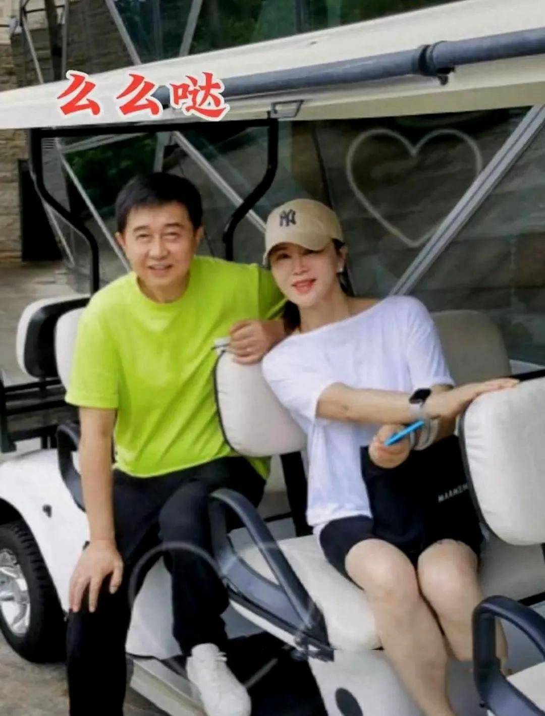 付笛声晒走机场视频,任静和小姑娘一样年轻漂亮,他老态龙钟衬托得像