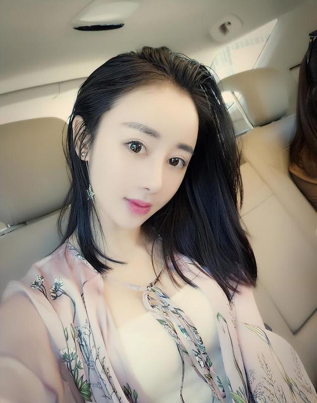 在网络上迅速成名的80后大学生程琳,以其与众不同的个性和时尚品味在