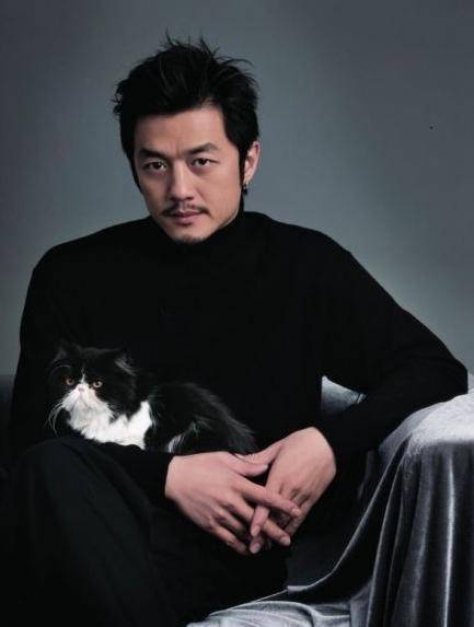 50岁李亚鹏罕见露面,头发花白稀少,居然还吐舌头卖萌