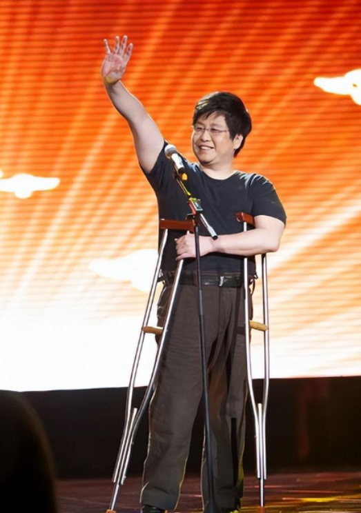 62岁郑智化突然摔倒"伤得不轻",新专辑推迟,网友:反正没人听