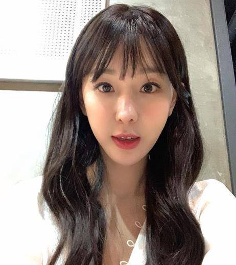 是出演过《对不起,我爱你》,曾和韩国知名男演员柳时元恋爱过的徐智英