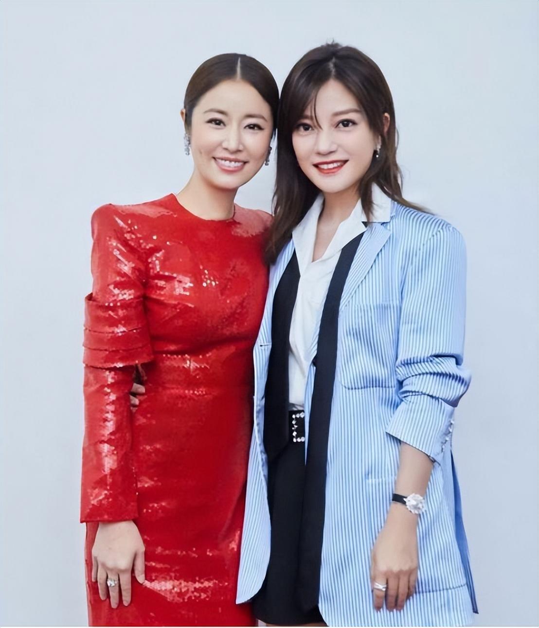 47岁赵薇久违露面现身机场,手拿身份证击破移民传闻,消瘦了不少