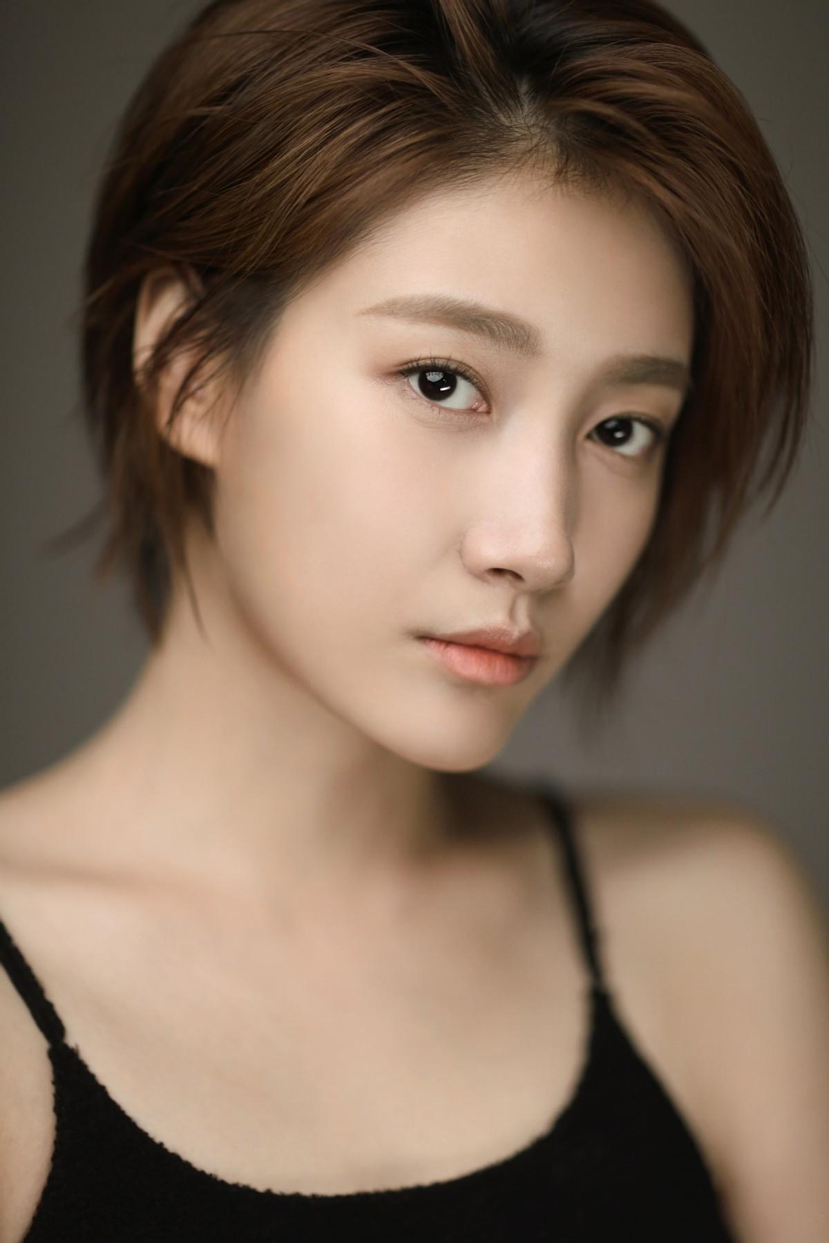 "星二代"啜妮:父亲是一级演员,被陈道明赏识,34岁却不想红