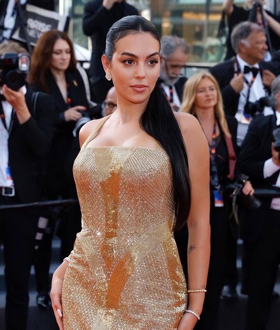 乔治娜穿迷你裤热舞很辣!c罗龙凤胎生日,她穿紧身超短裙抢风头